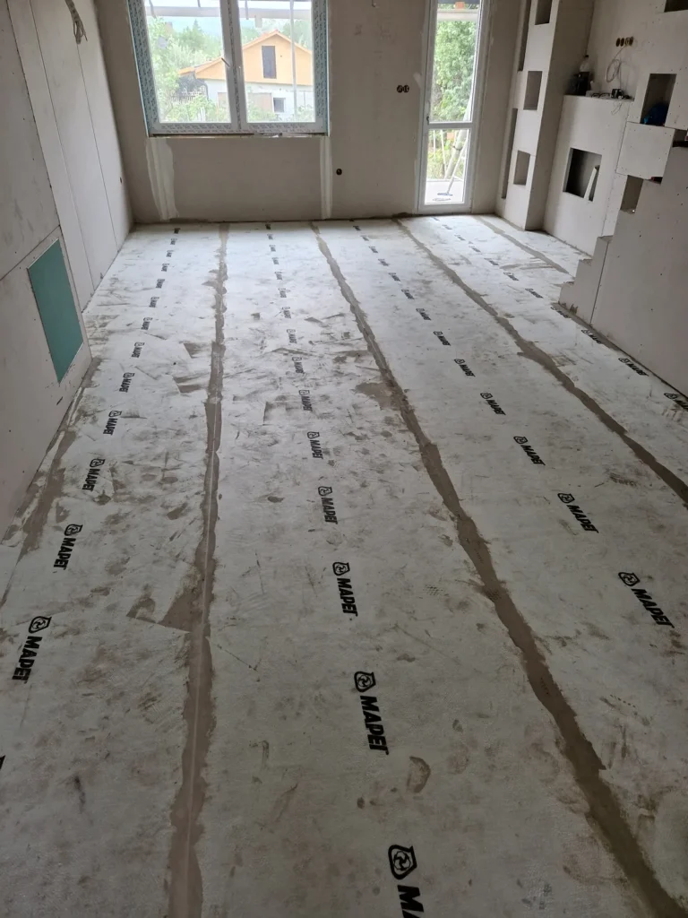 Mapei vízszigetelő szalagok az aljzaton