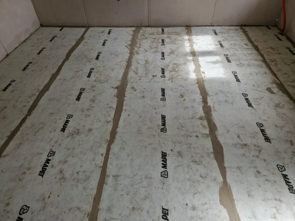 Aljzat vízszigetelése Mapei szalagokkal
