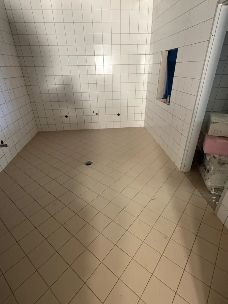 Világos, burkolt helyiség beépített ablakkal
