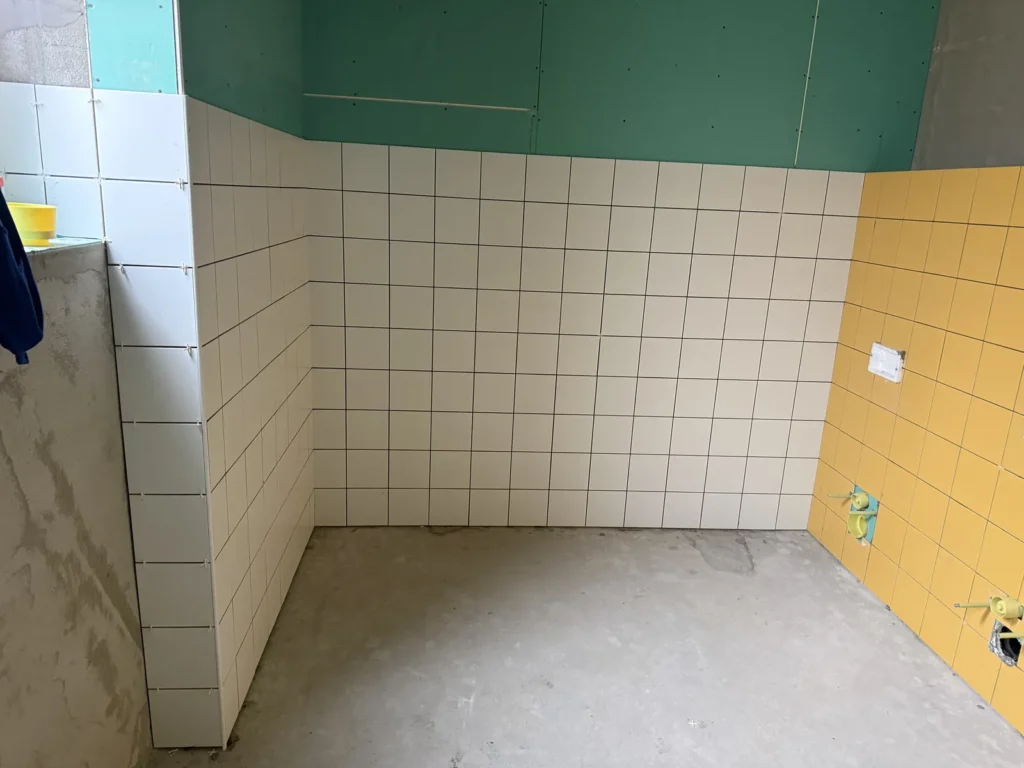 Intézményi mosdó fehér csempeburkolata