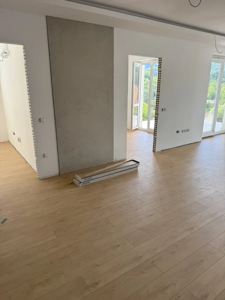 Fahatású padlóburkolás üvegfalas helyiségben