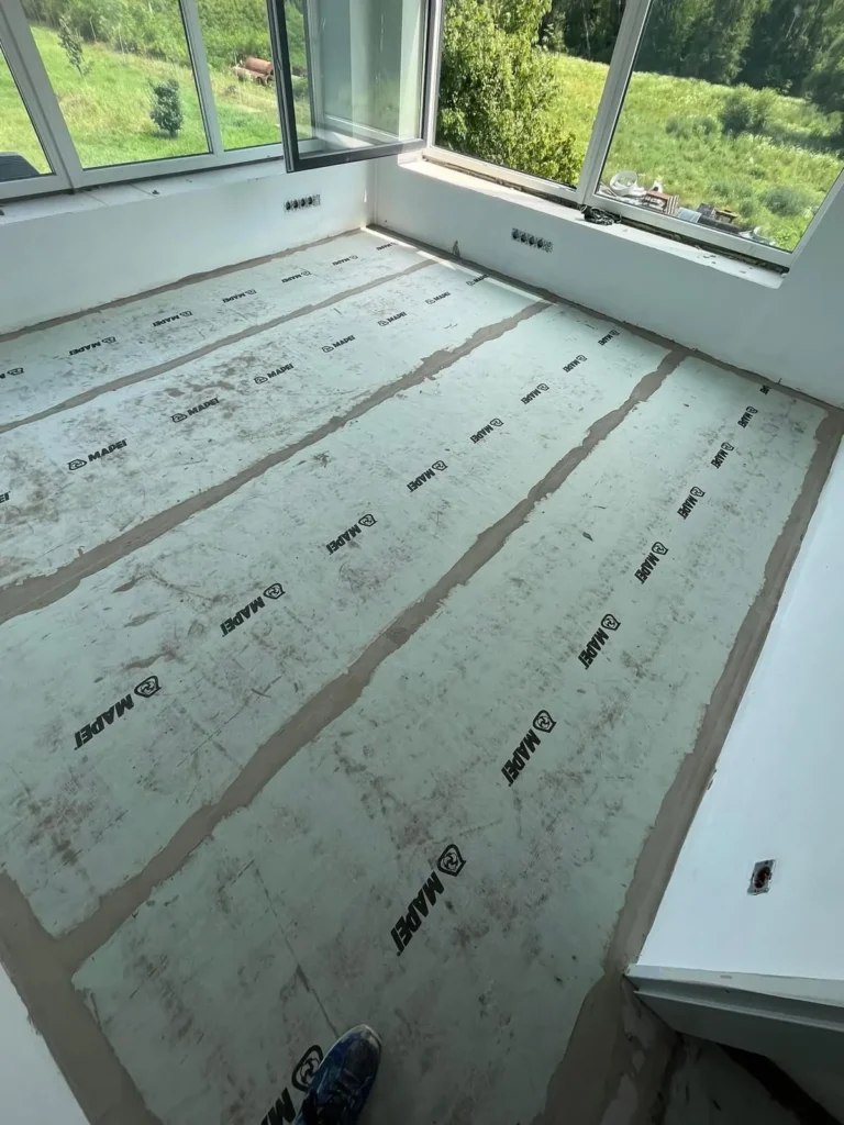 Mapei vízszigetelő szalagok padlóaljzaton
