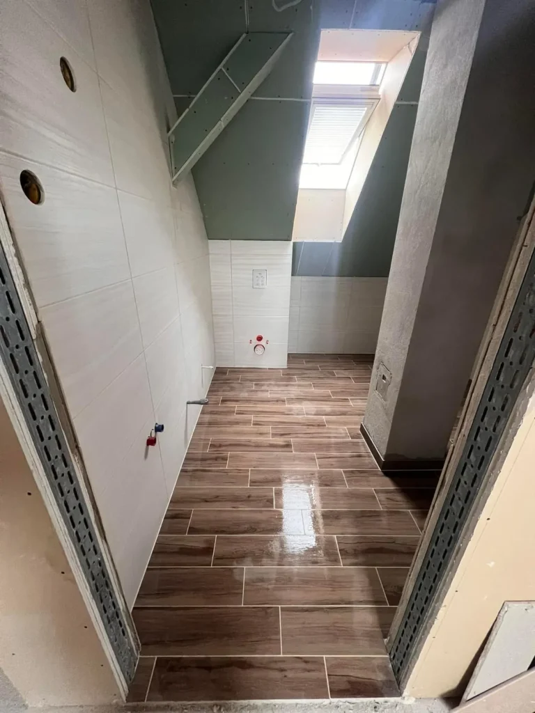 Fahatású padlóburkolat keskeny helyiségben